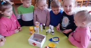 ОБЖД. Таблетки - не  цукерки!!! Корисні вітаміни. Молодша група 1