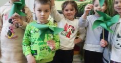 Хоч не літак, а крилатий. Без вітру не може працювати( вітрячок) Старша група 2