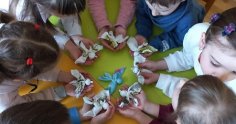 .Заняття з художньо-продуктивної діяльності у Старшій групі 4 на тему "Вузлова лялька "Пташка".