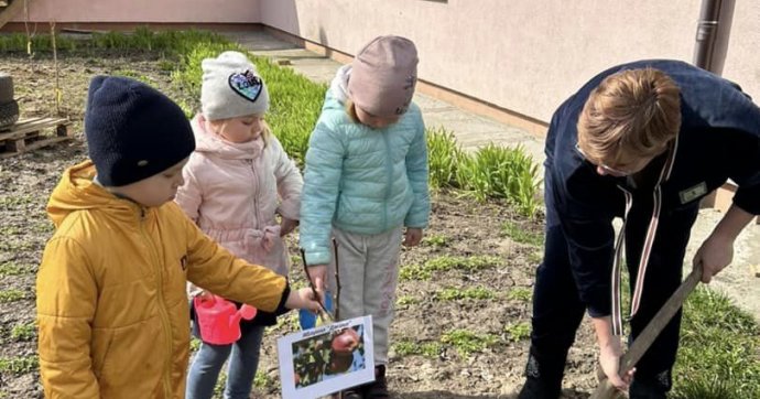 .Вихователі разом з вихованцями висадили дерева Перемоги.  Дякуємо ЗСУ. Все буде Україна. Разом до Перемоги.